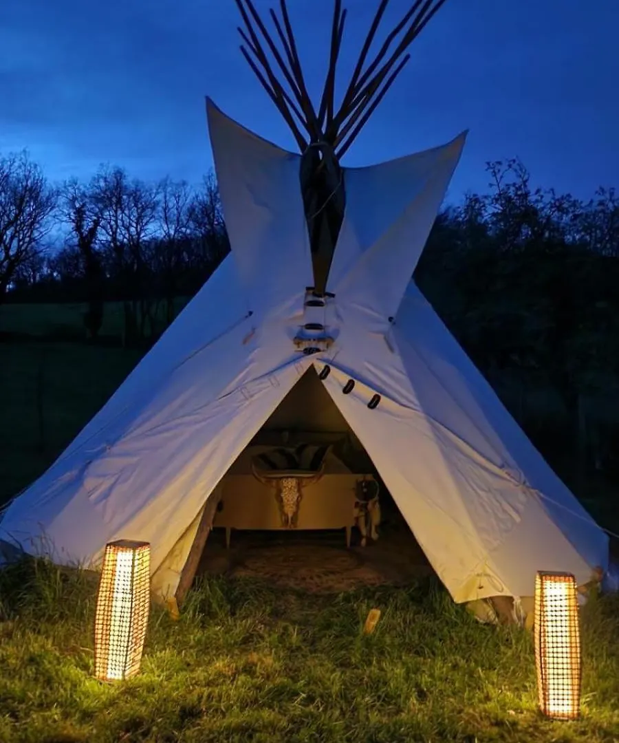 Οργανωμένο κάμπινγκ Tipi Des Amoureux Moulayres